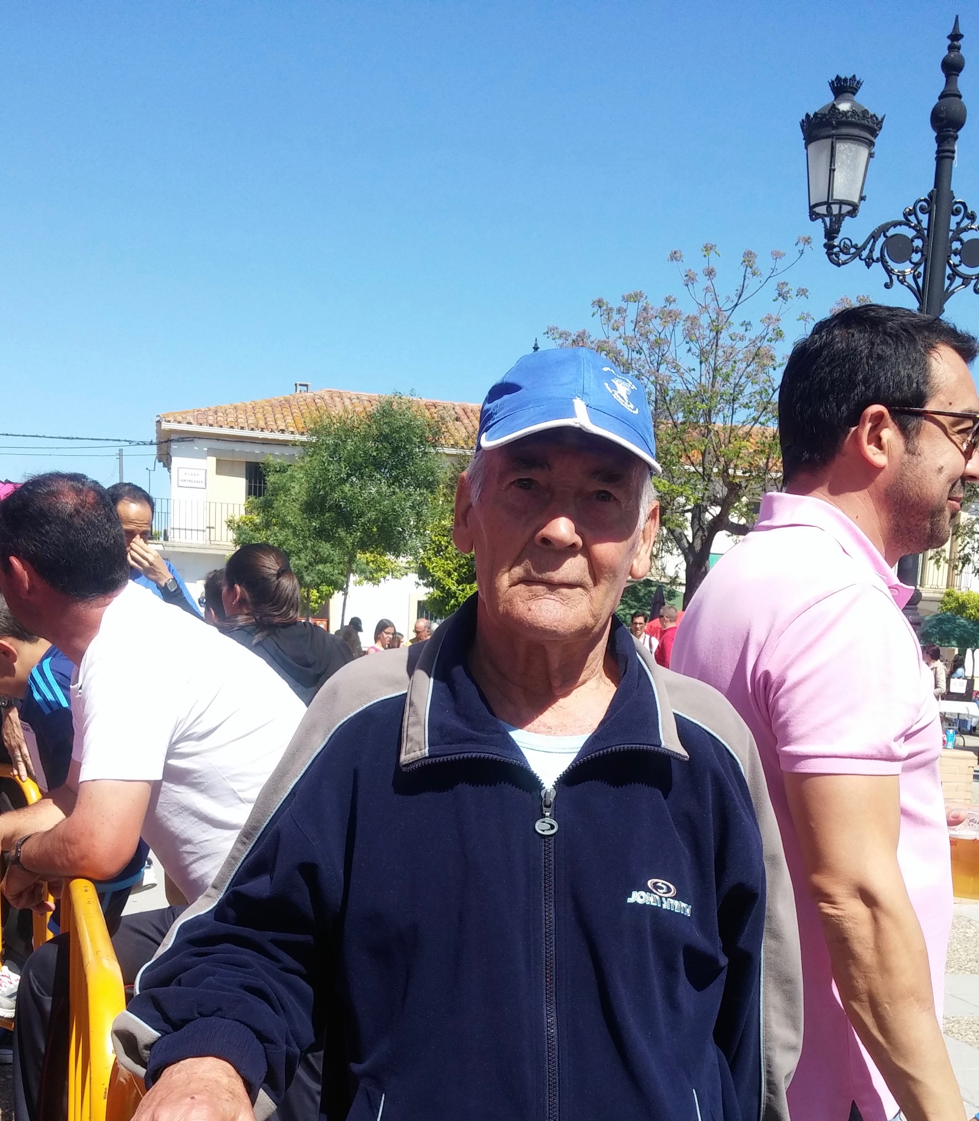 El corredor de más edad, Pedro Rizo, con 81. Dice que no se ha perdido la carrera ningún año.